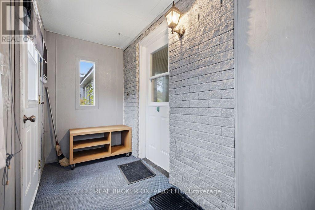 800 Pinegrove Crescent Property Photo 2