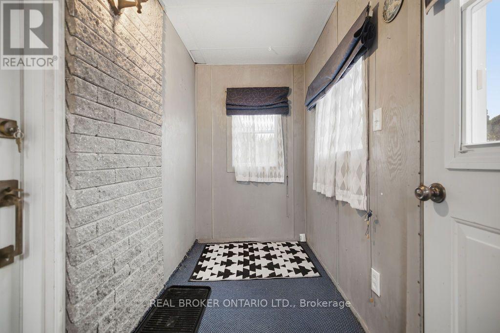 800 Pinegrove Crescent Property Photo 3