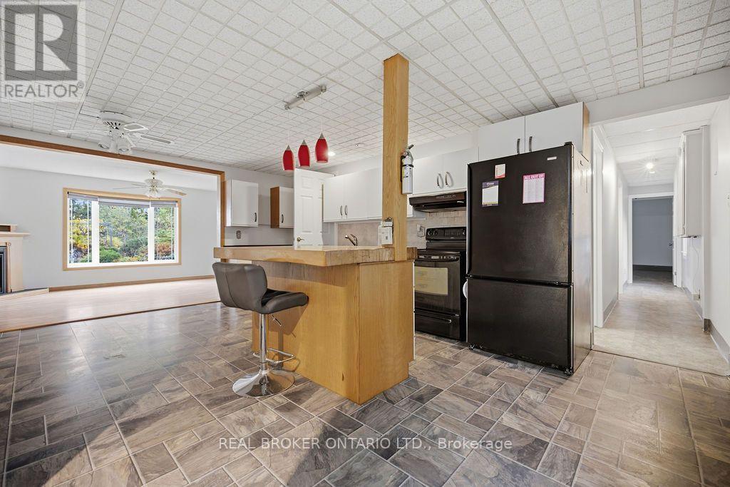 800 Pinegrove Crescent Property Photo 7