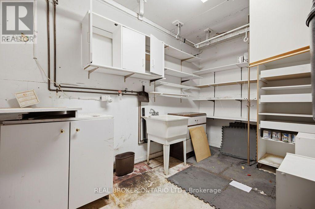 800 Pinegrove Crescent Property Photo 8