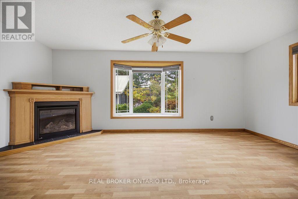 800 Pinegrove Crescent Property Photo 10