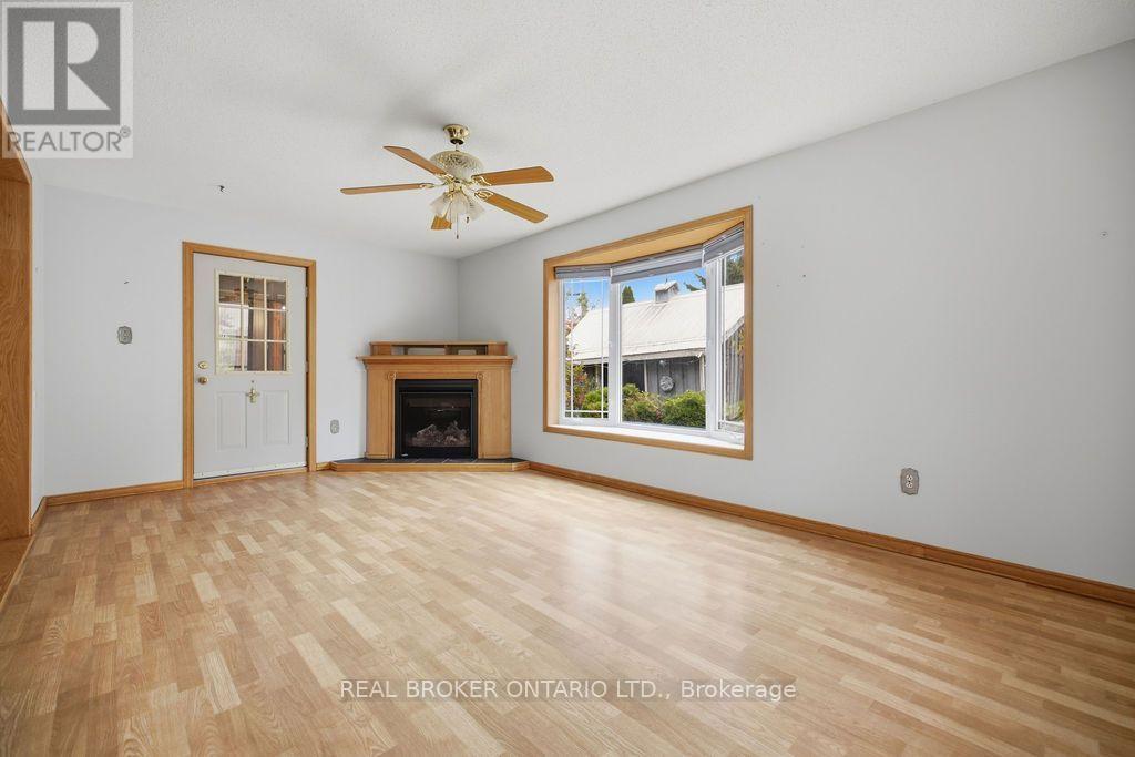 800 Pinegrove Crescent Property Photo 11
