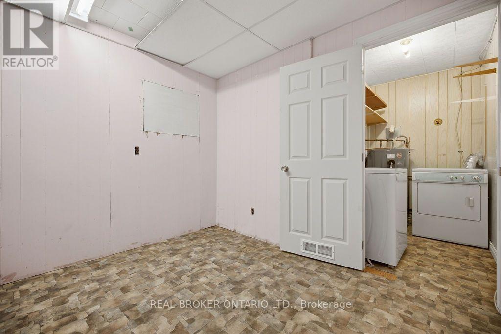 800 Pinegrove Crescent Property Photo 23