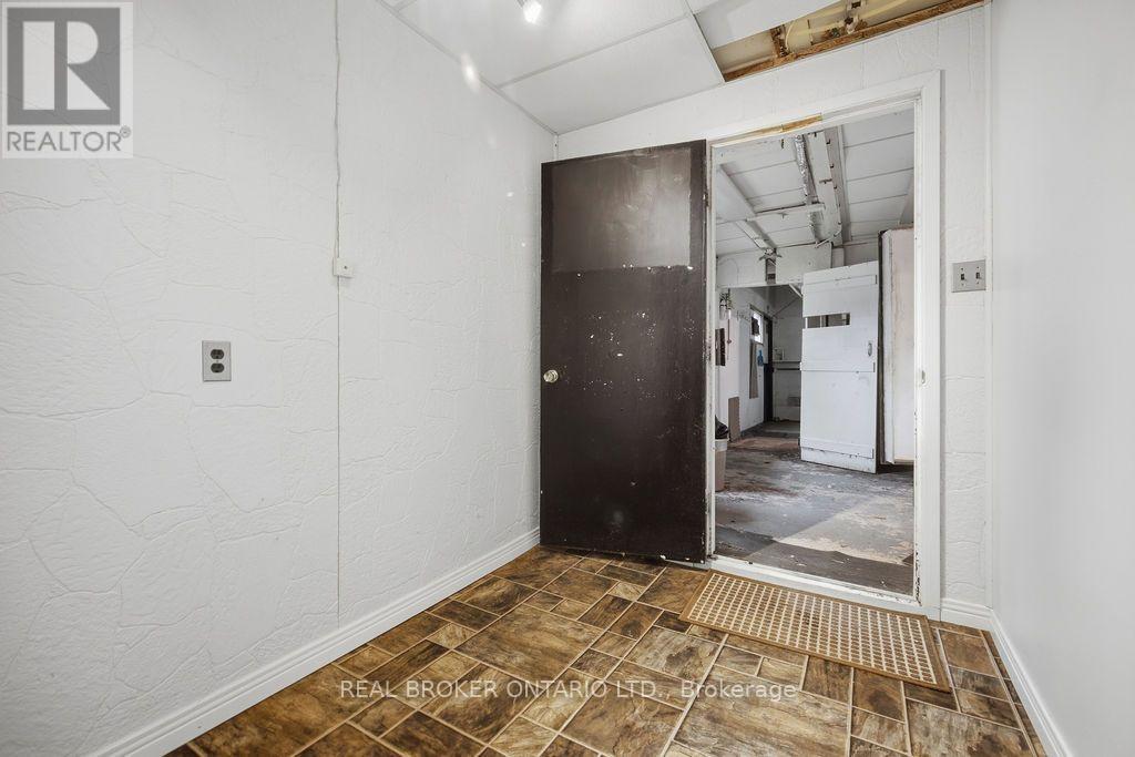 800 Pinegrove Crescent Property Photo 29