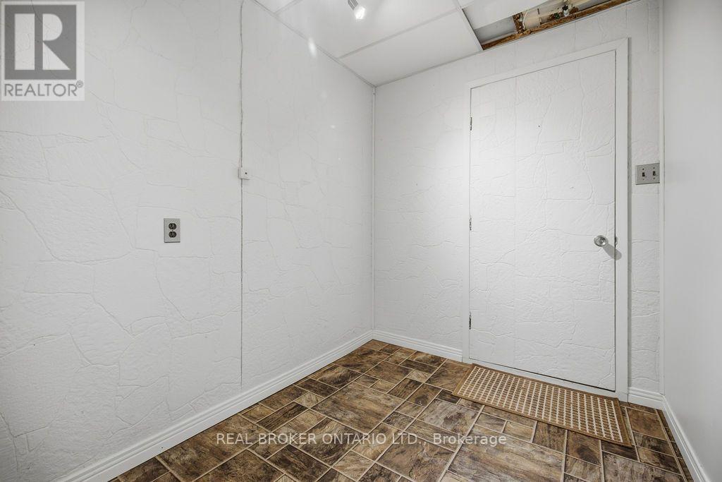800 Pinegrove Crescent Property Photo 30