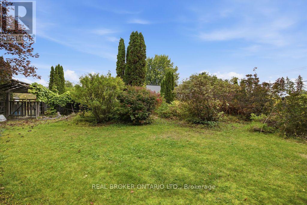 800 Pinegrove Crescent Property Photo 31
