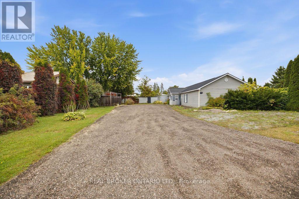 800 Pinegrove Crescent Property Photo 33
