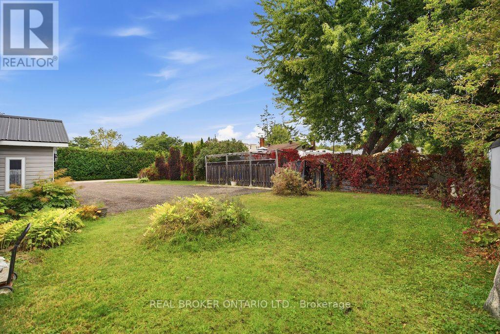 800 Pinegrove Crescent Property Photo 34