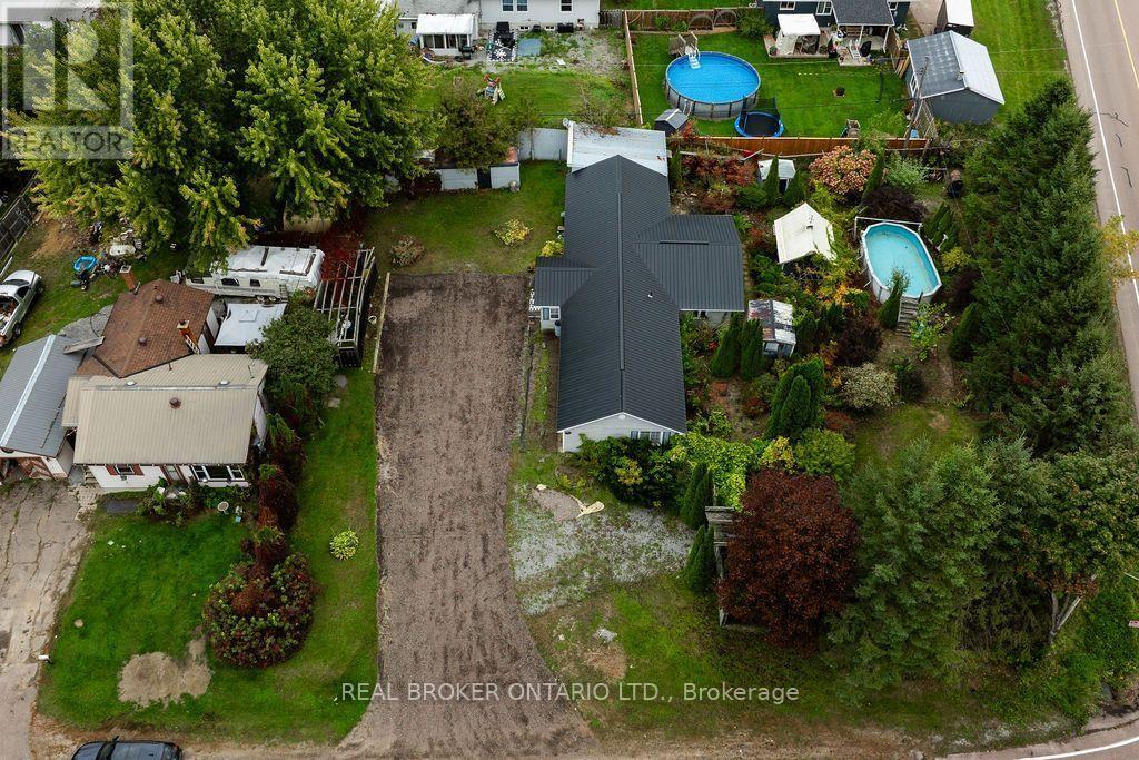 800 Pinegrove Crescent Property Photo 36