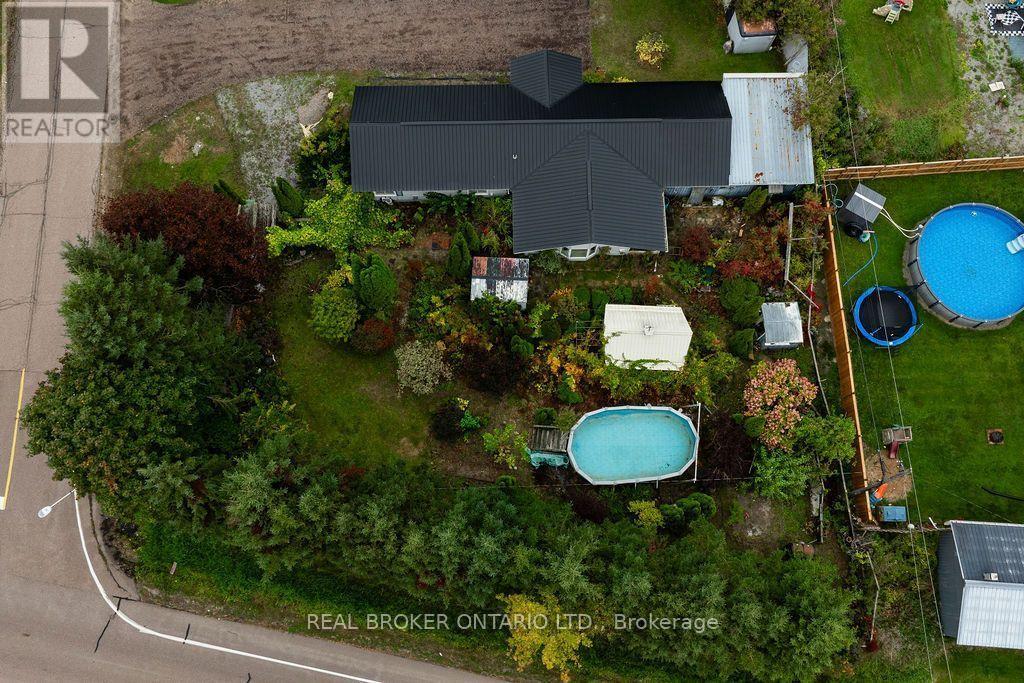 800 Pinegrove Crescent Property Photo 37
