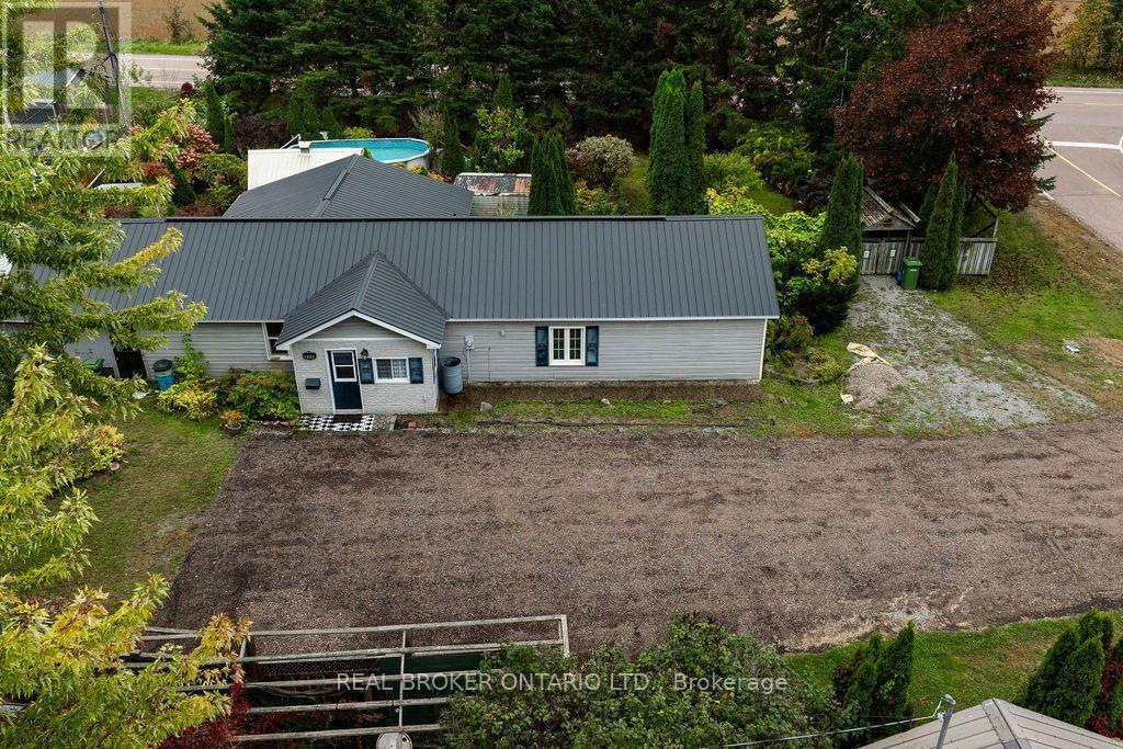 800 Pinegrove Crescent Property Photo 40