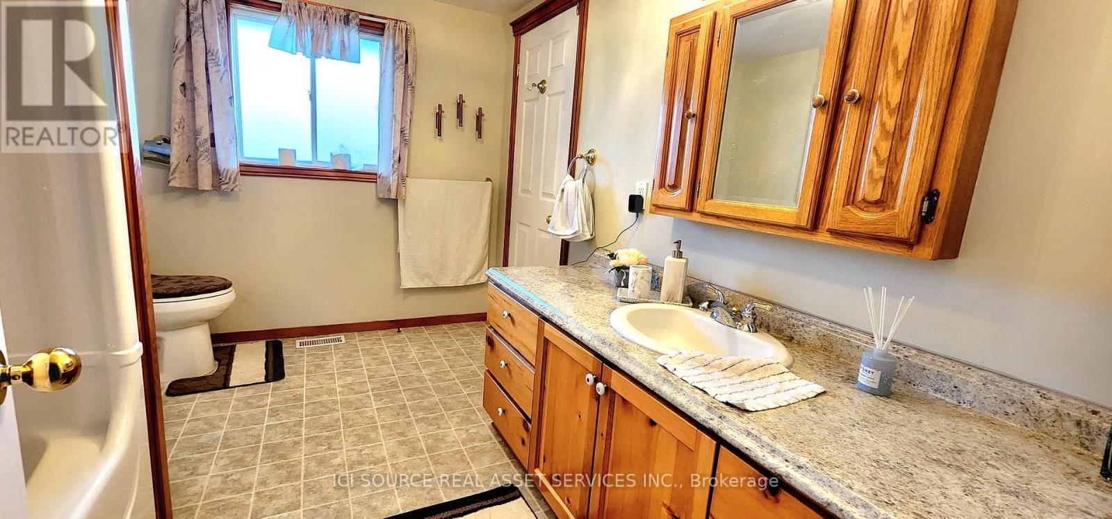 117 Front Street W Property Photo 22
