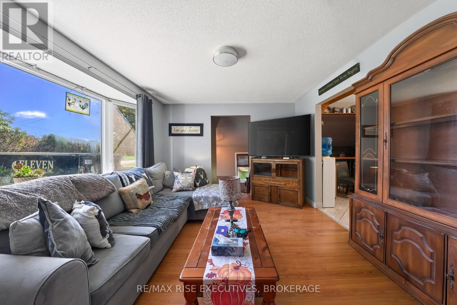 4259 Sydenham Road Property Photo 8