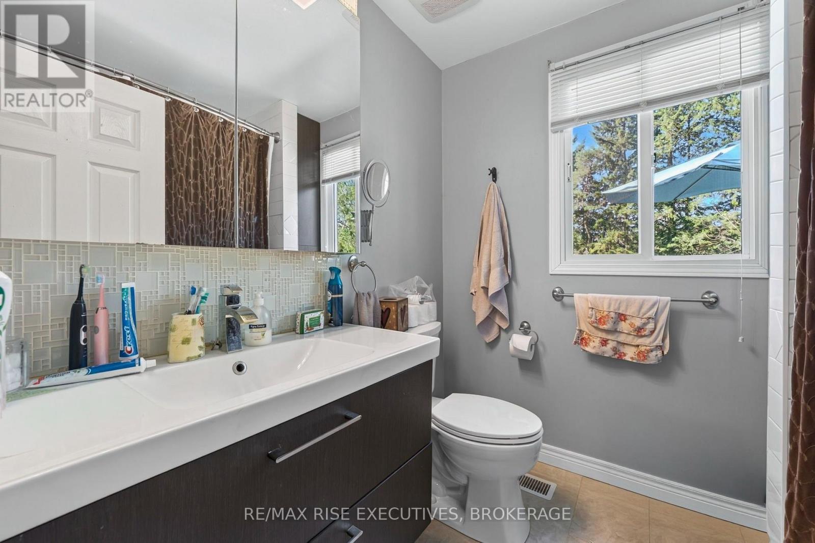 4259 Sydenham Road Property Photo 12