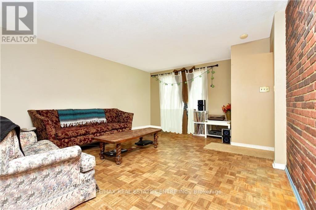 960 Meadowlands Drive Property Photo 3
