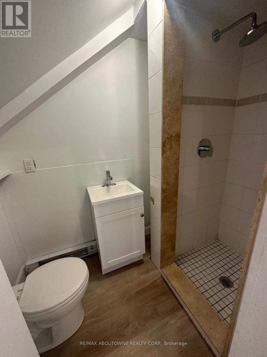 66 Wellington Street S Property Photo 27
