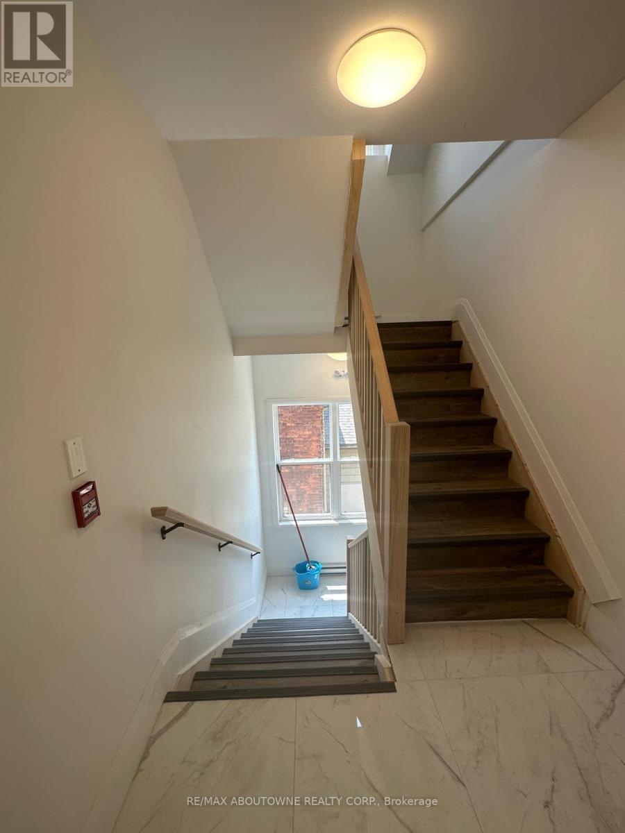 66 Wellington Street S Property Photo 49
