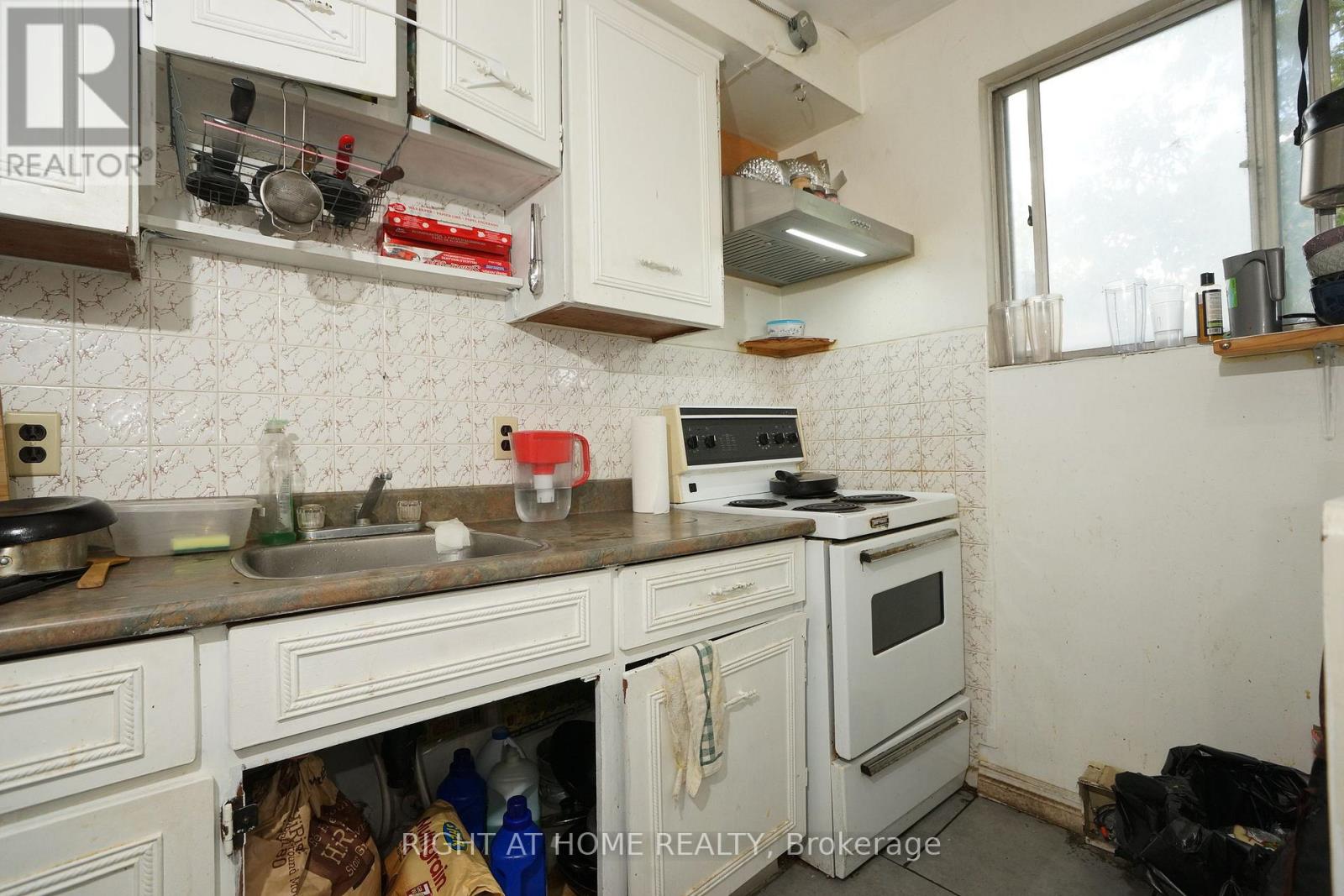 59 Saunby Street N Property Photo 14