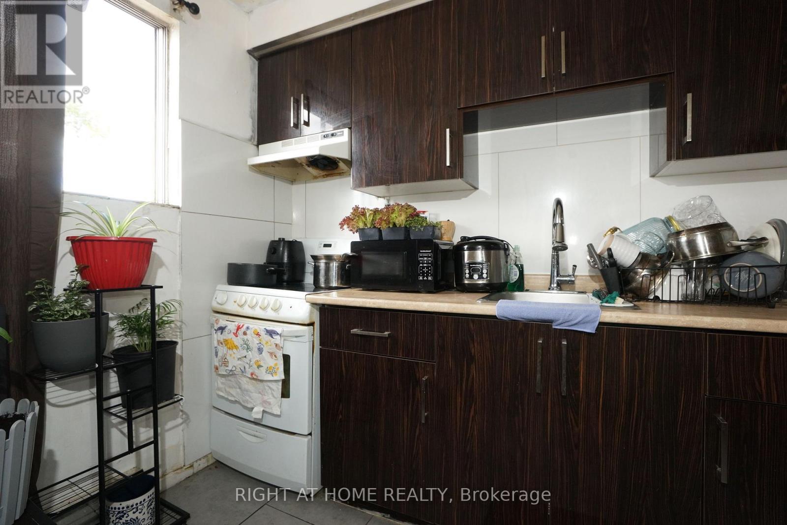 59 Saunby Street N Property Photo 23