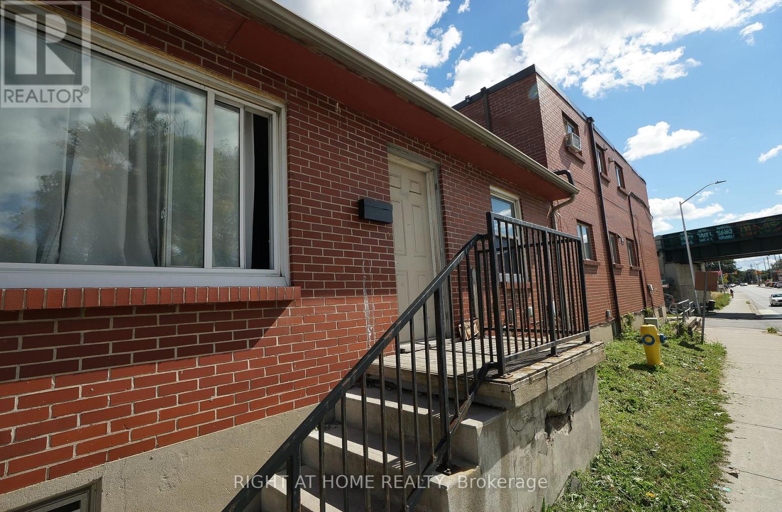 59 Saunby Street N Property Photo 31