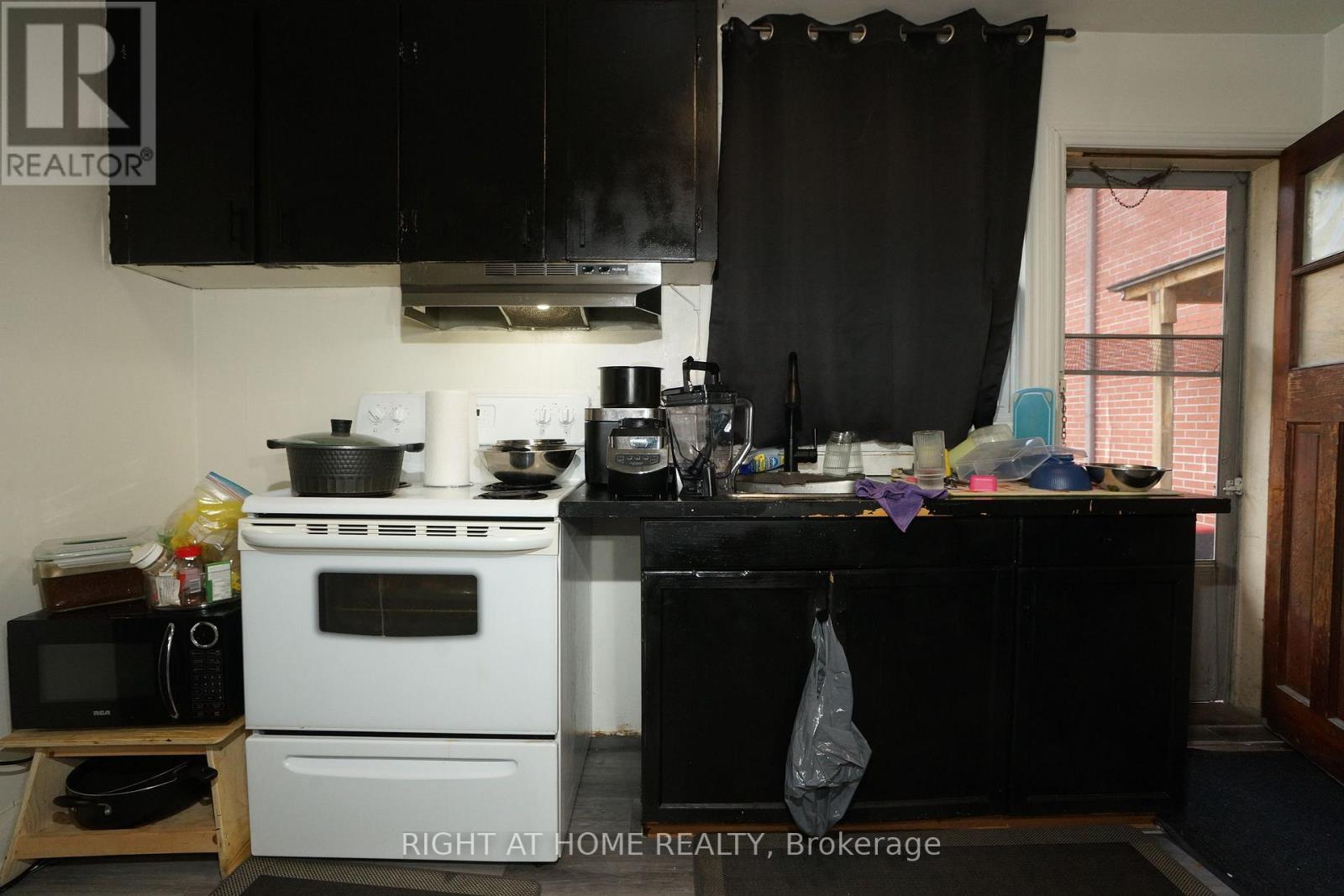 59 Saunby Street N Property Photo 35