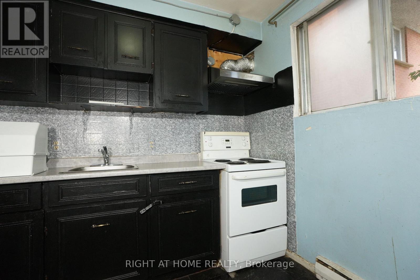 59 Saunby Street N Property Photo 41