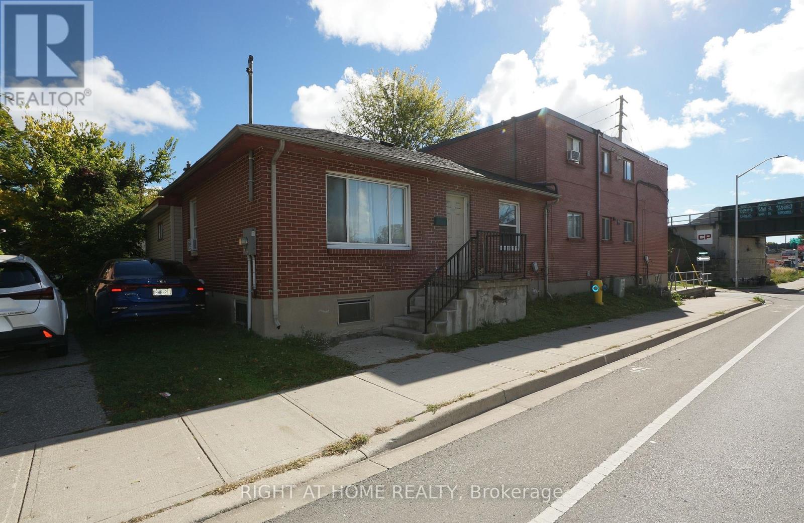 59 Saunby Street N Property Photo 49