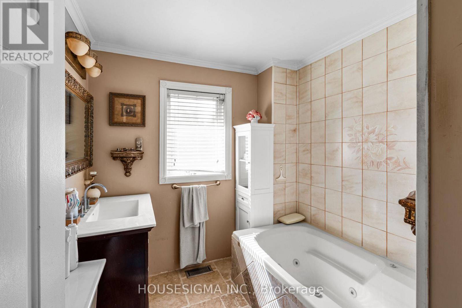 5647 First Line Property Photo 12