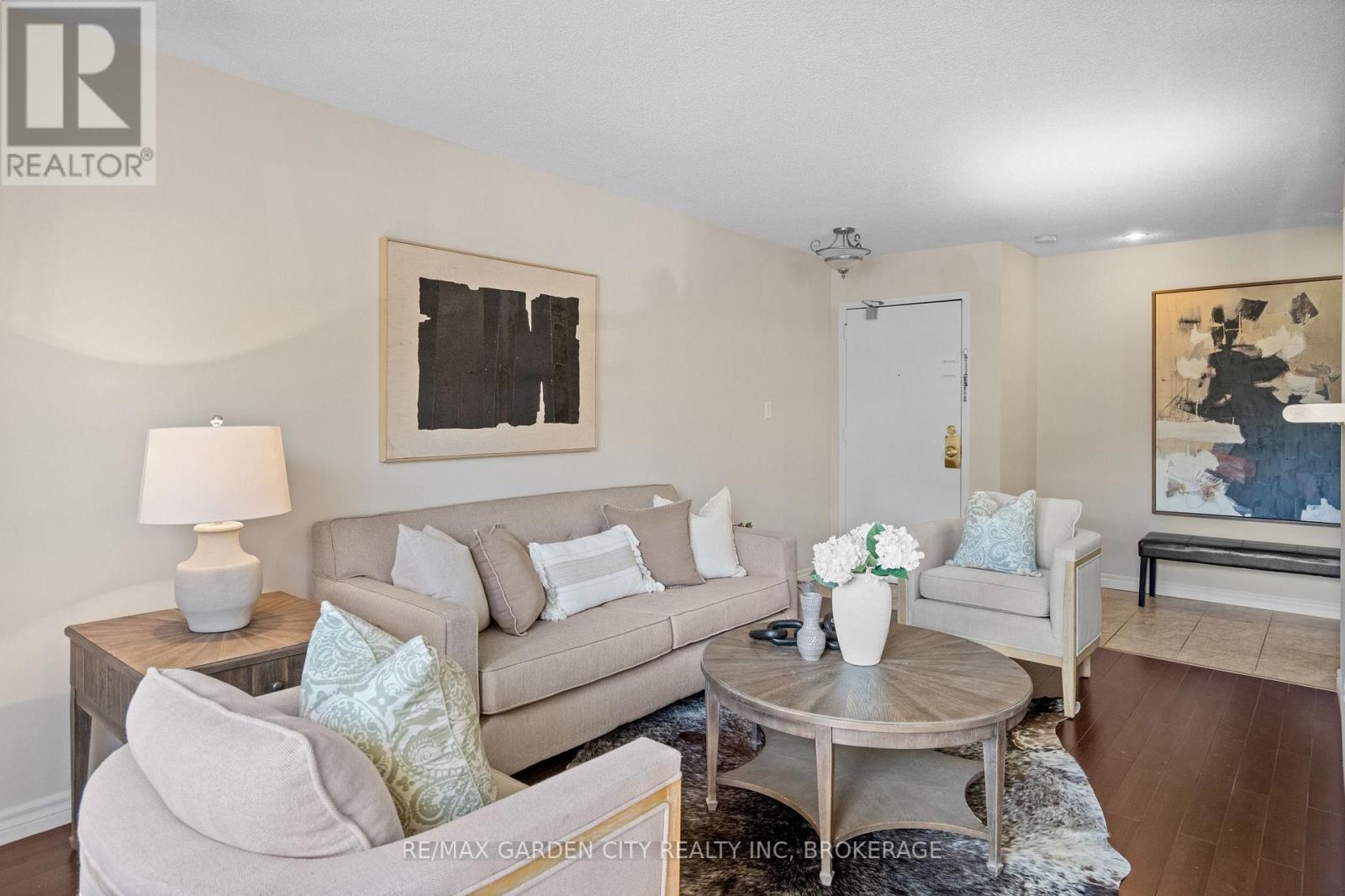 211 - 264 Oakdale Avenue Property Photo 6