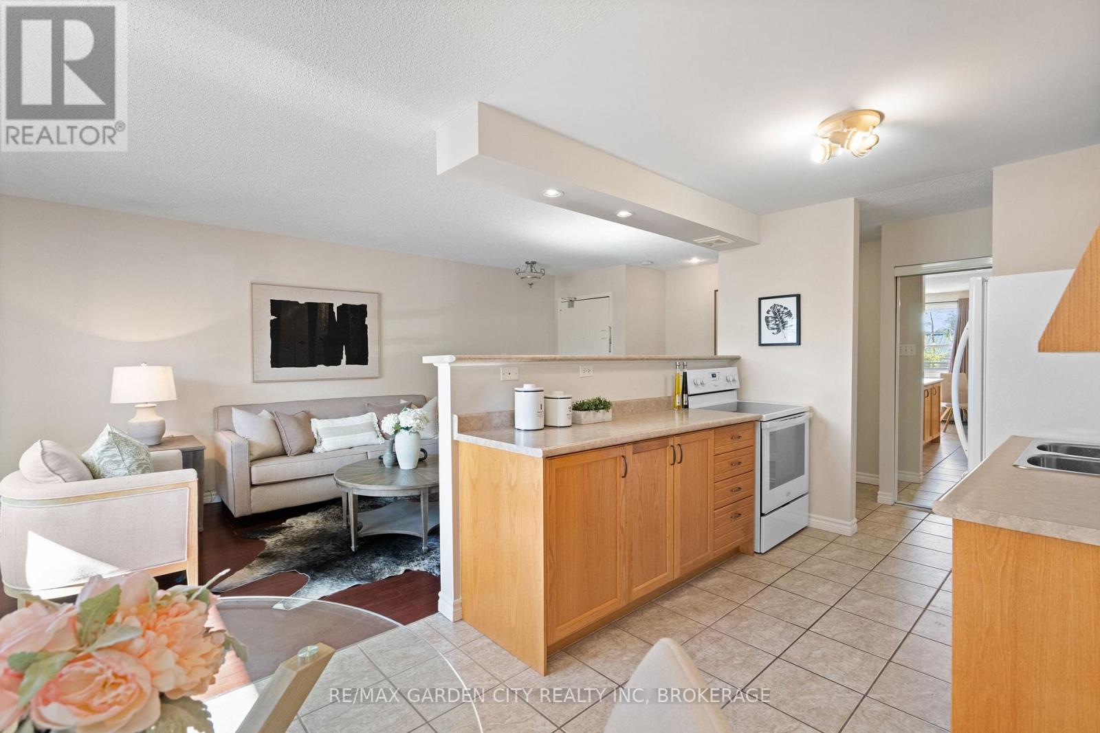 211 - 264 Oakdale Avenue Property Photo 11