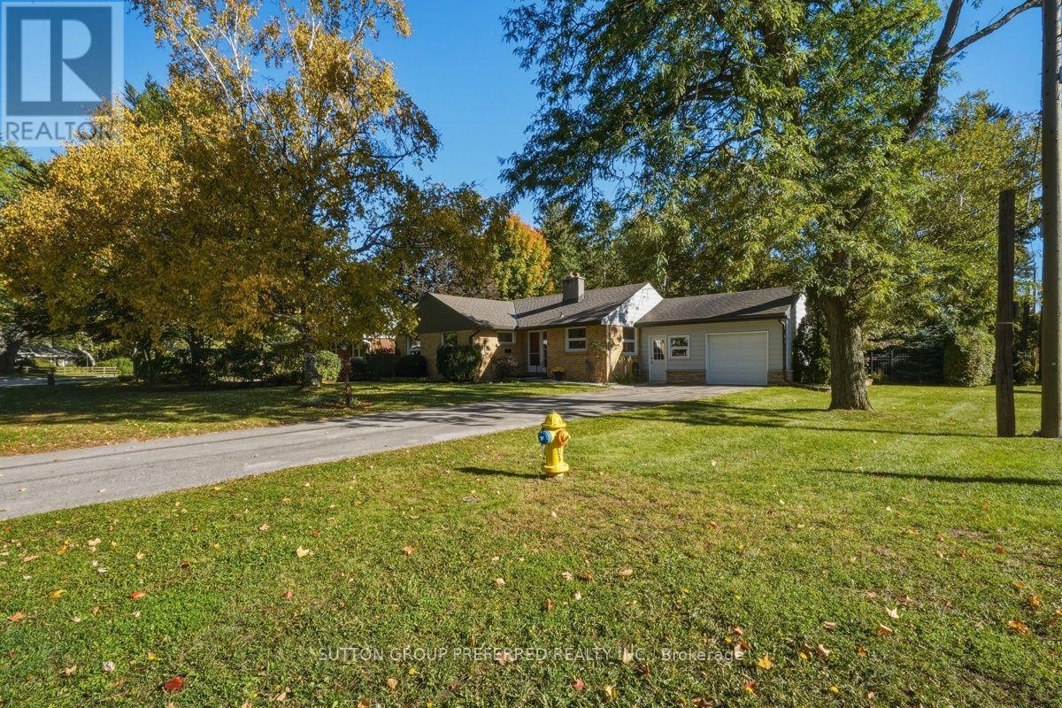 465 Glen Crescent Property Photo 2