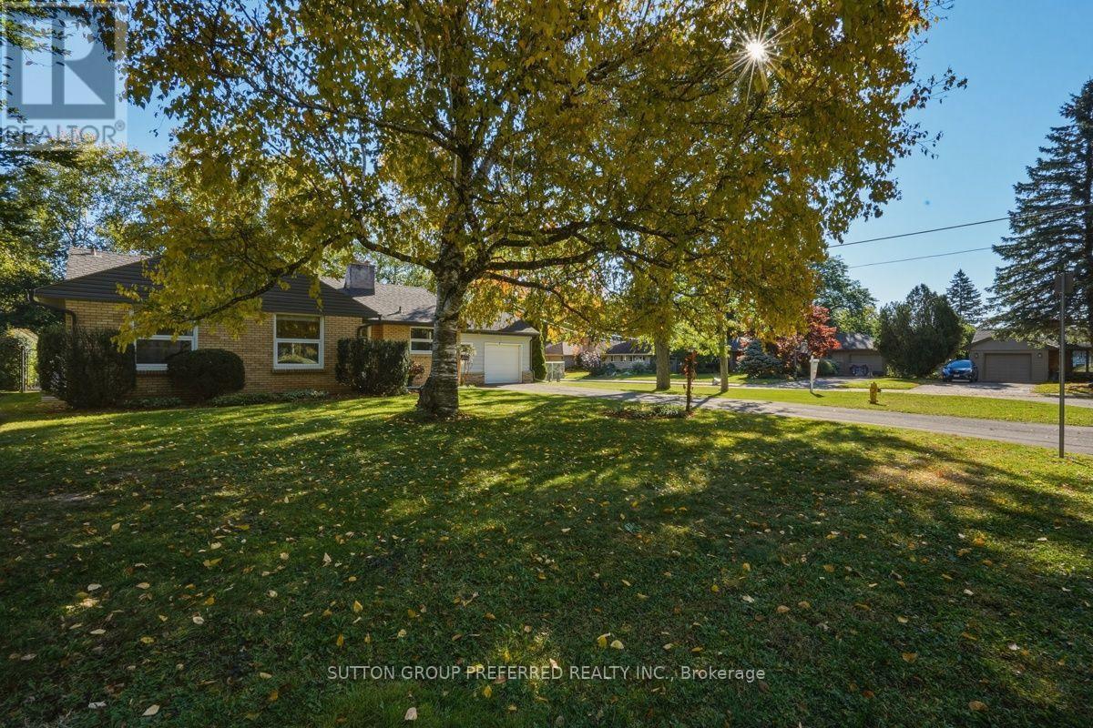 465 Glen Crescent Property Photo 3