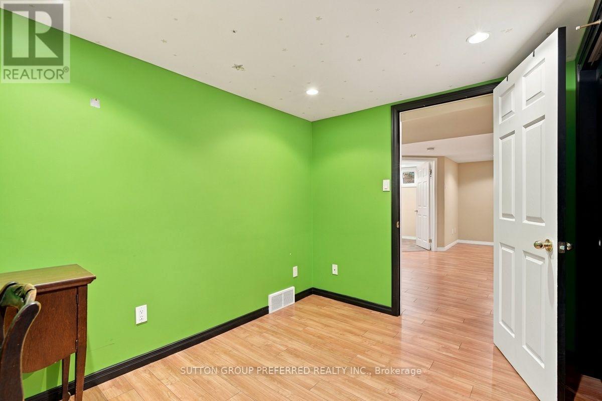 465 Glen Crescent Property Photo 30