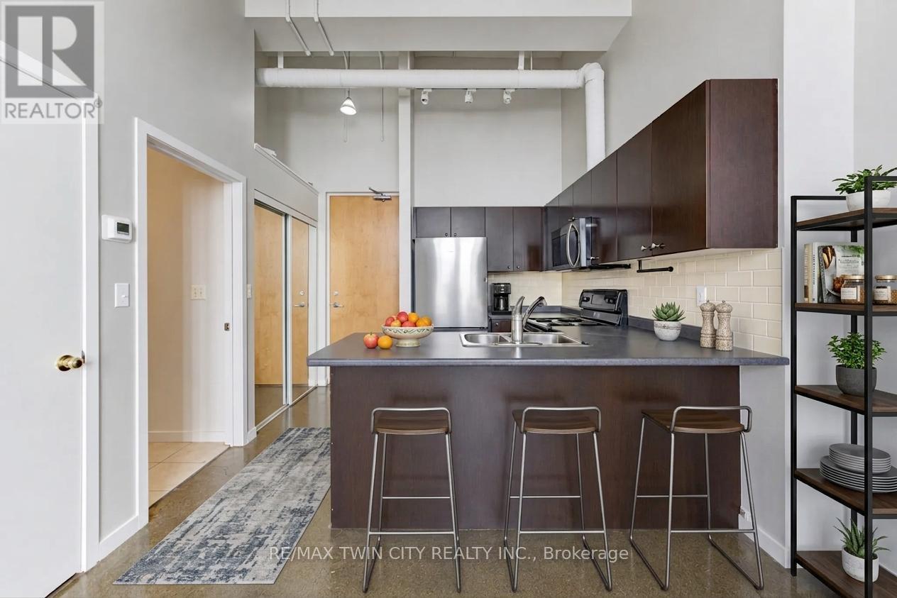 405 - 404 King Street W Property Photo 1