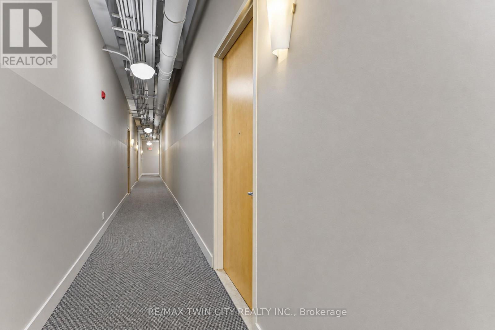 405 - 404 King Street W Property Photo 7