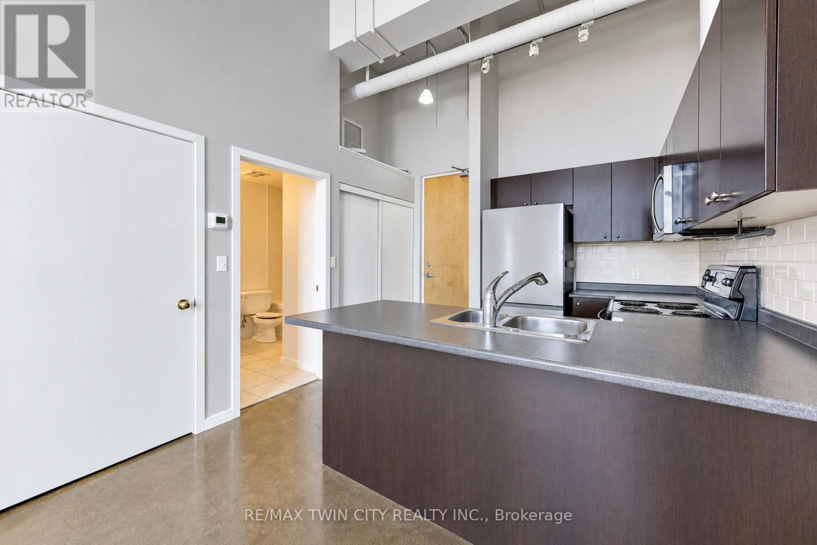 405 - 404 King Street W Property Photo 11