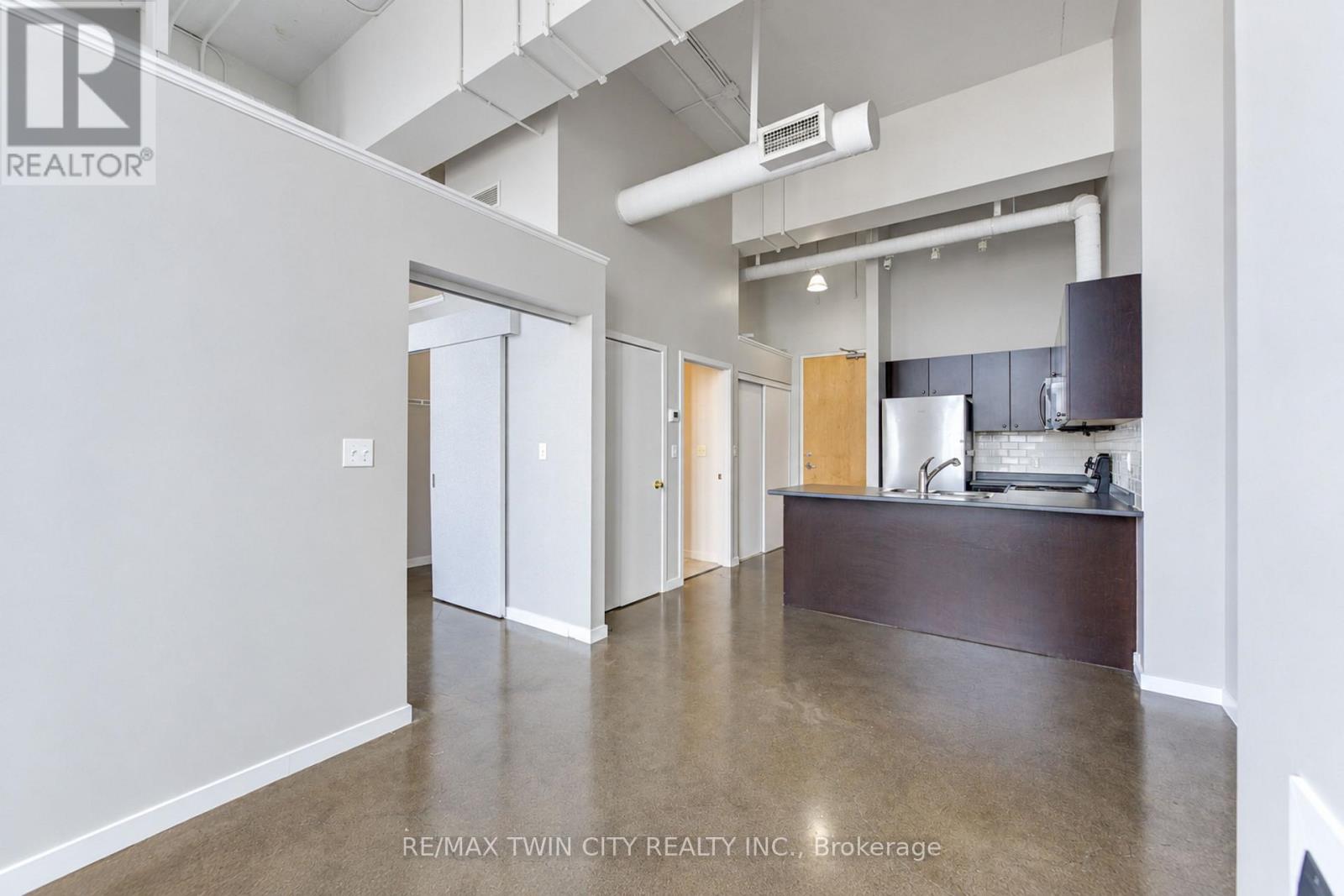 405 - 404 King Street W Property Photo 13