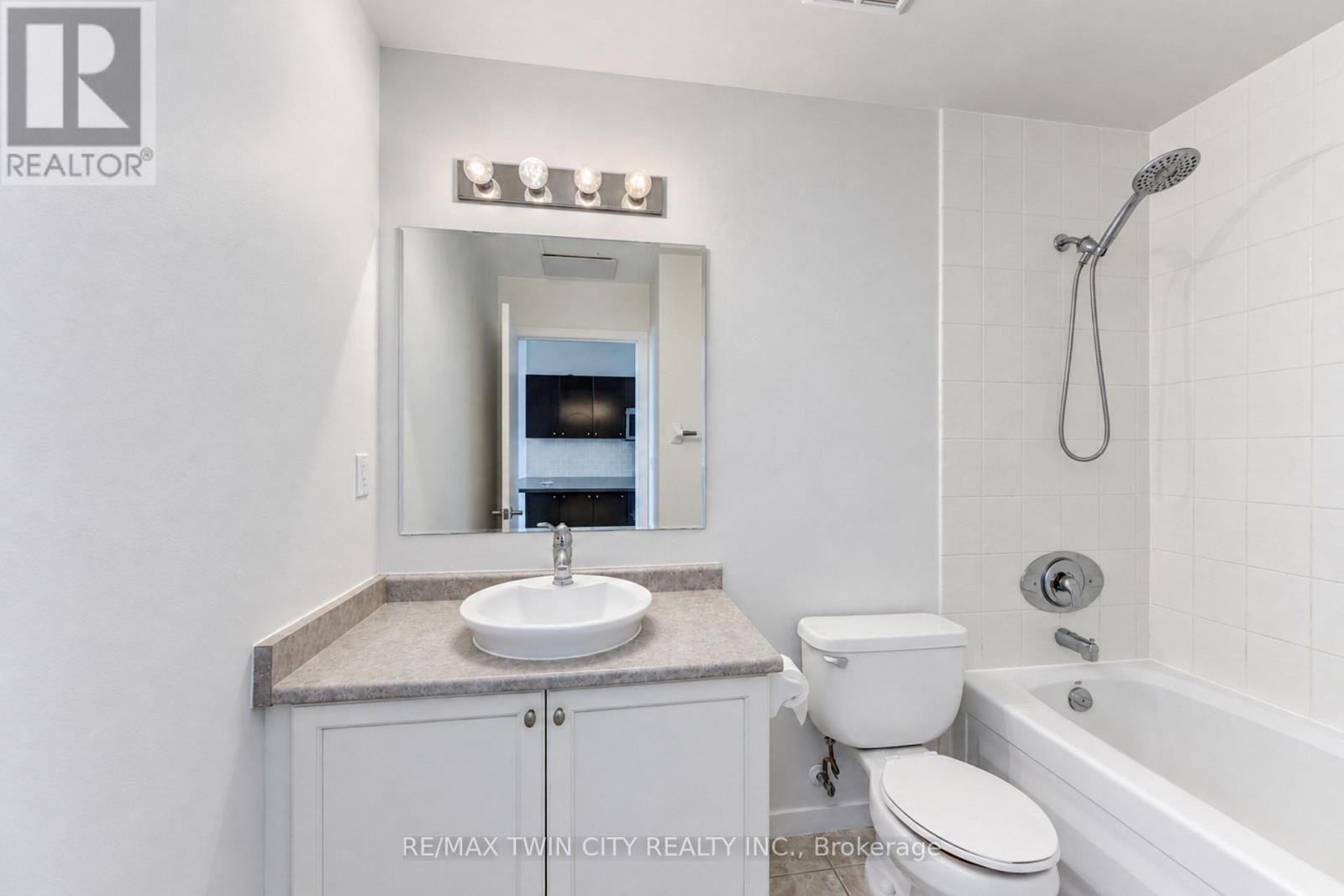 405 - 404 King Street W Property Photo 14