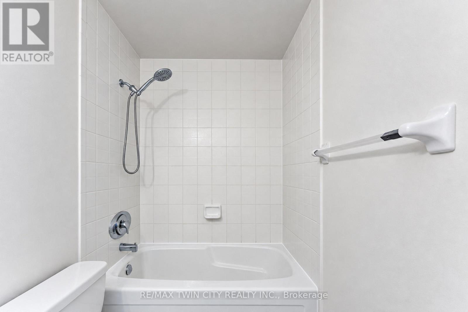 405 - 404 King Street W Property Photo 15