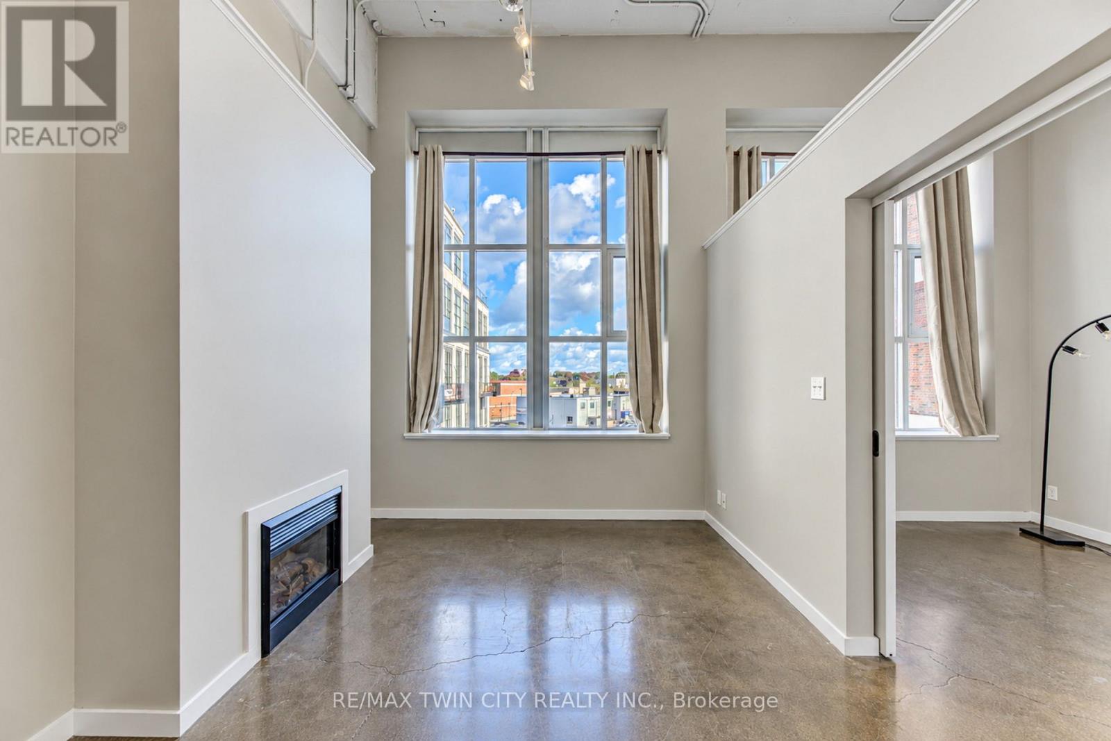 405 - 404 King Street W Property Photo 16