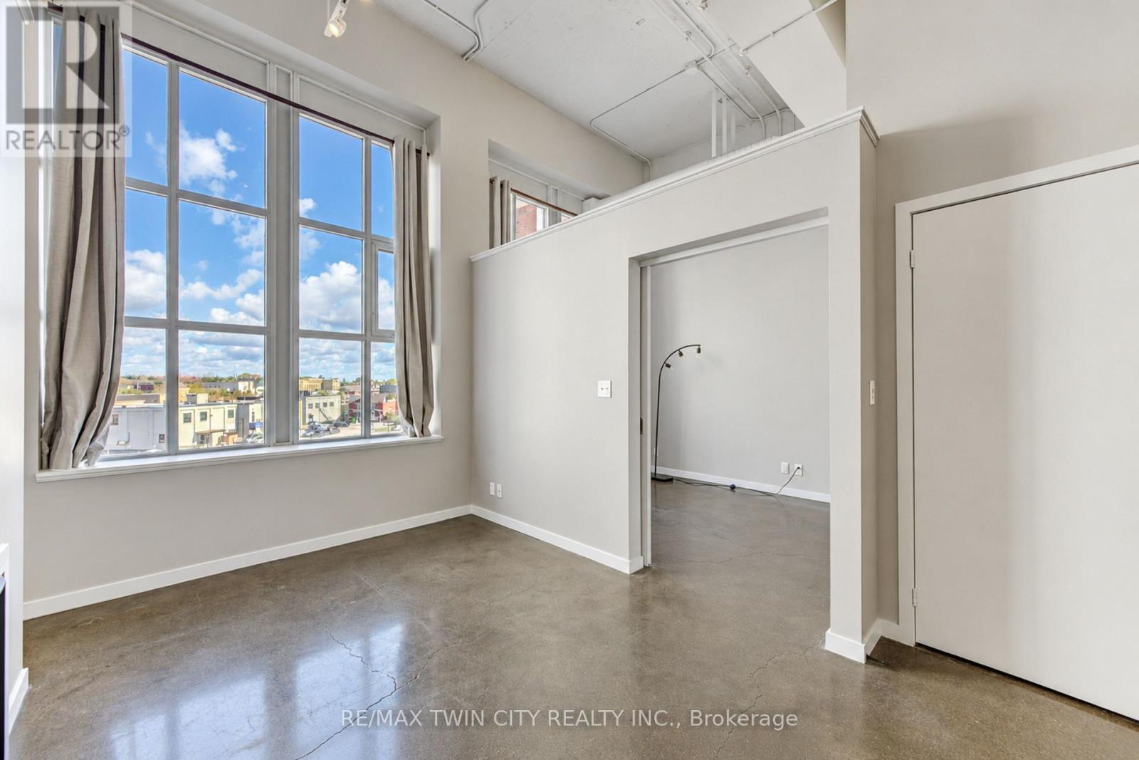 405 - 404 King Street W Property Photo 17