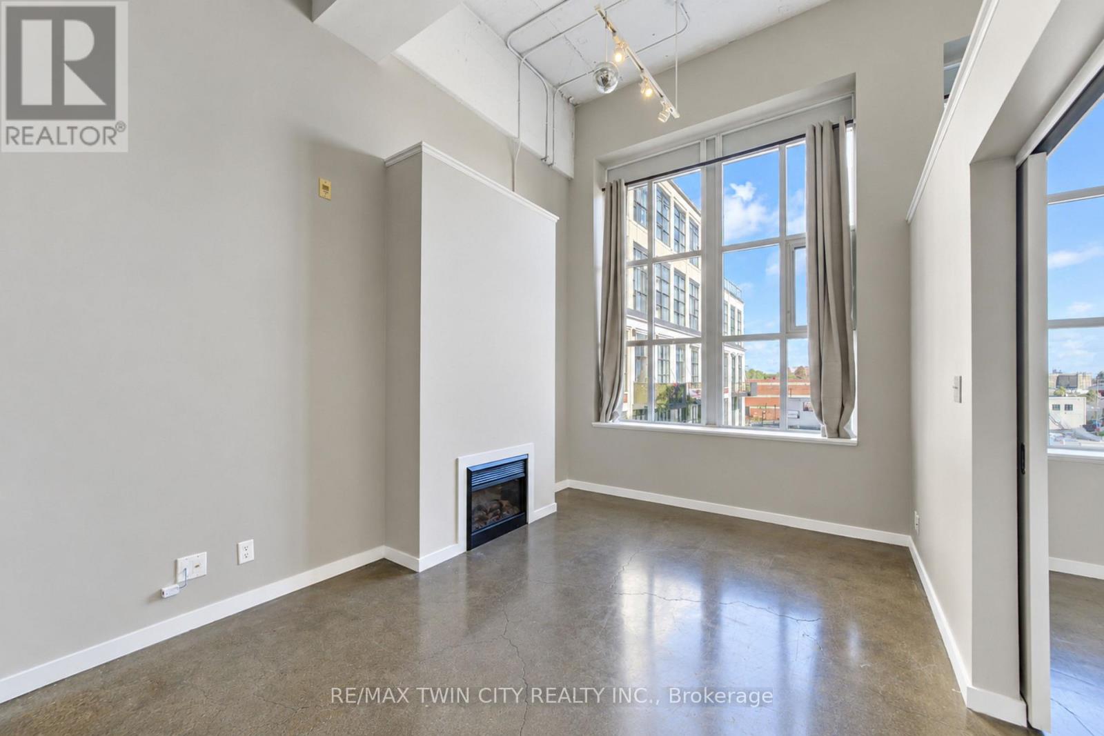405 - 404 King Street W Property Photo 19