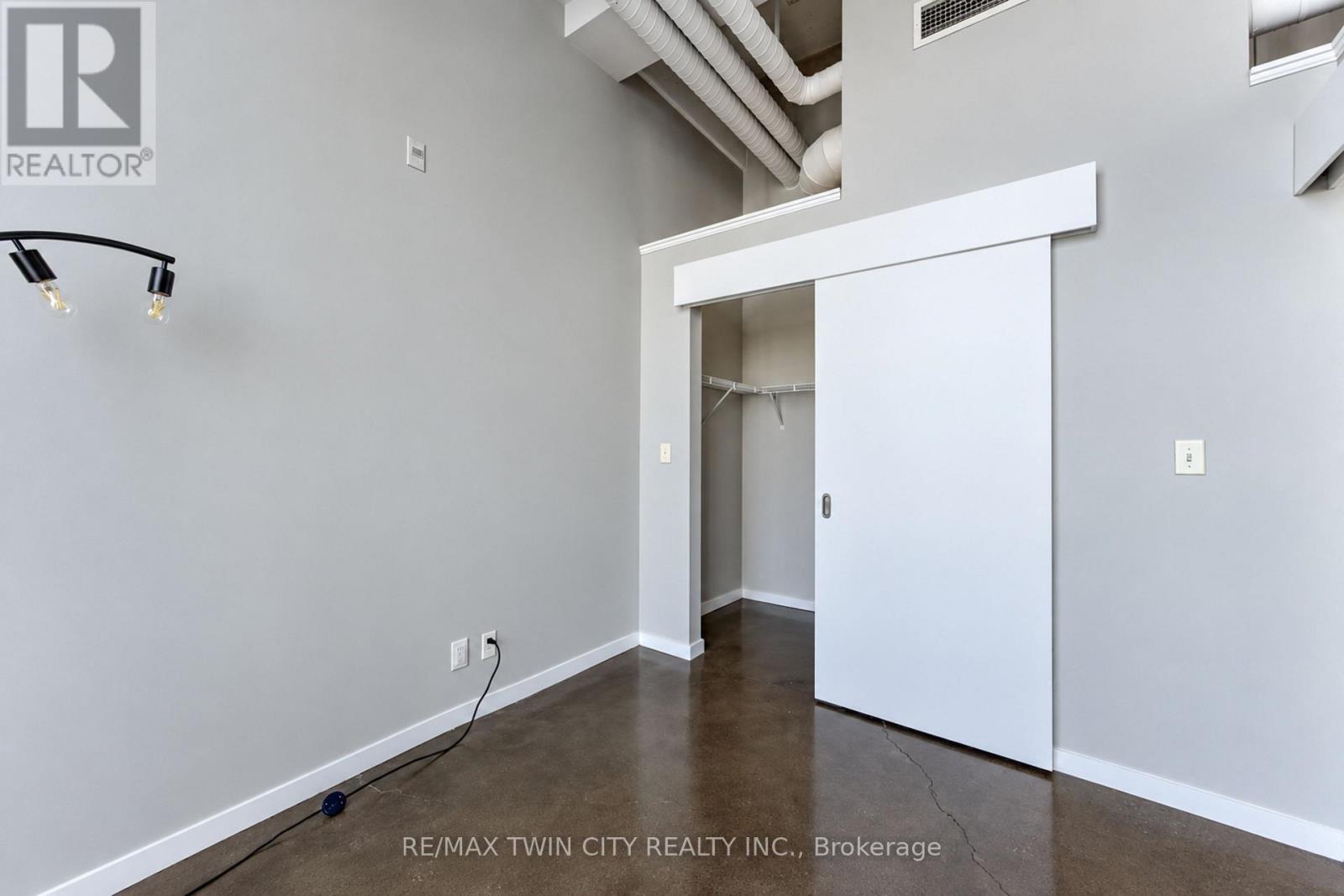 405 - 404 King Street W Property Photo 23