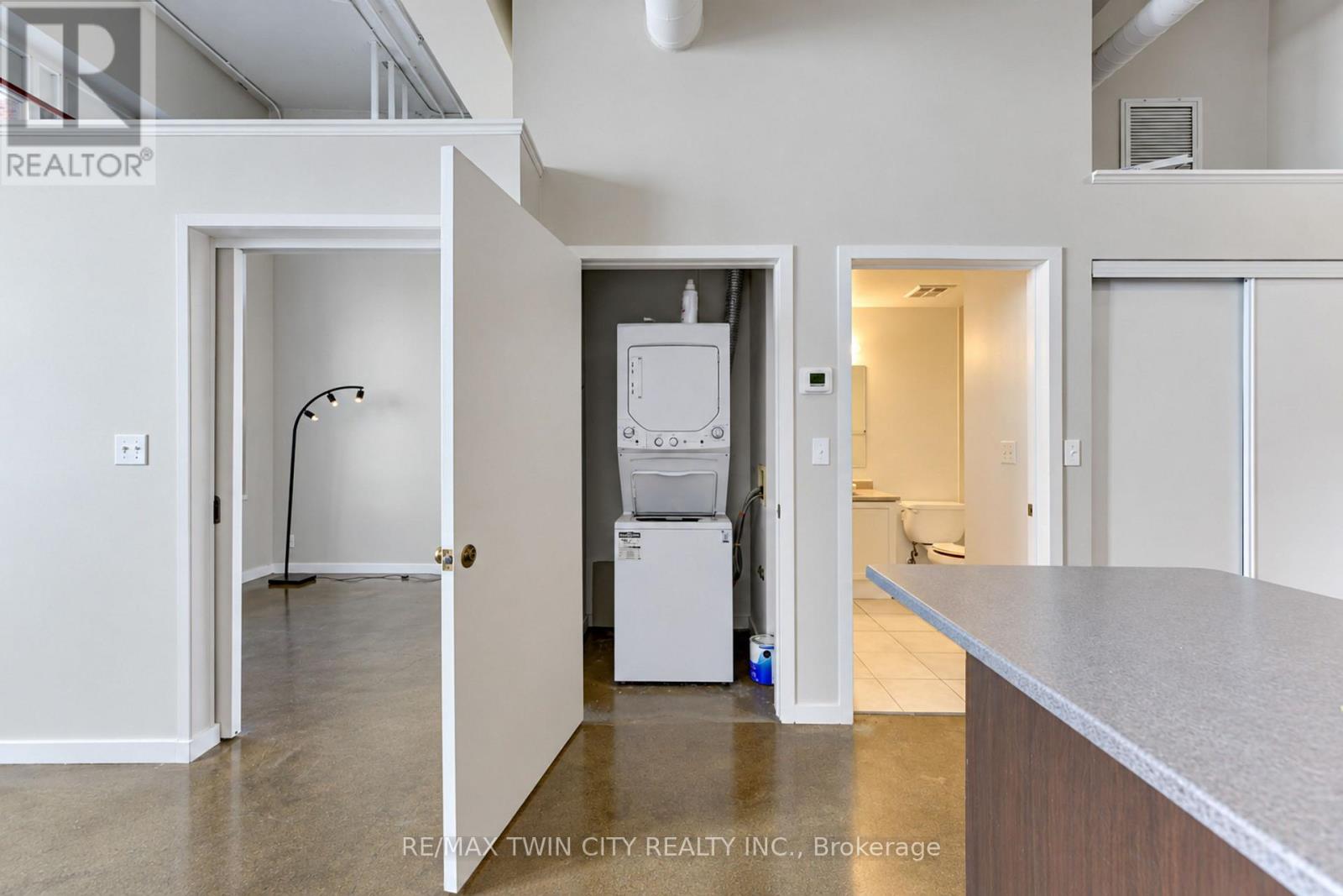 405 - 404 King Street W Property Photo 24