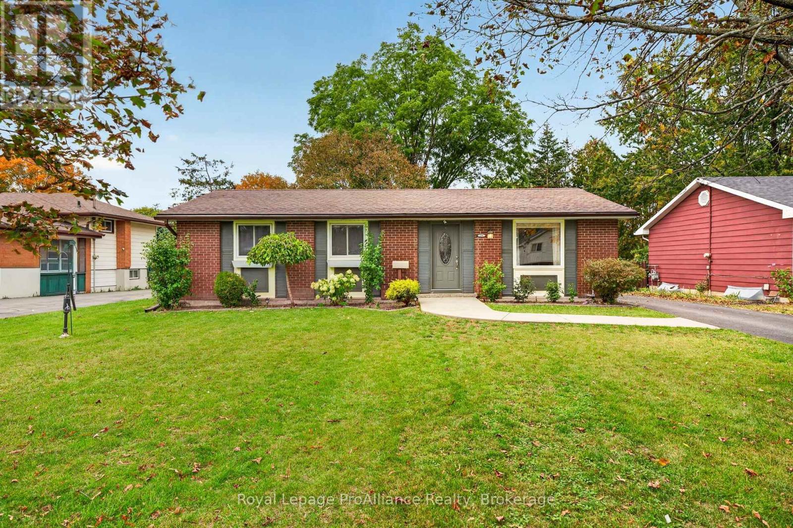 26 Lexington Crescent Property Photo 1