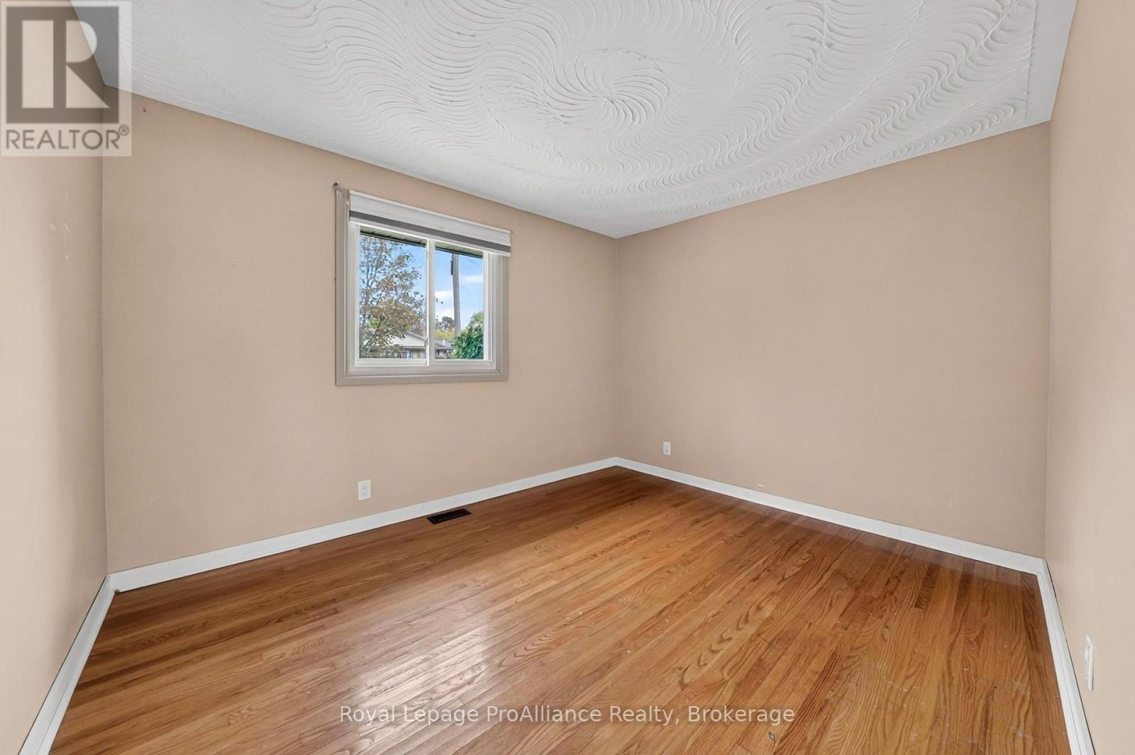 26 Lexington Crescent Property Photo 10