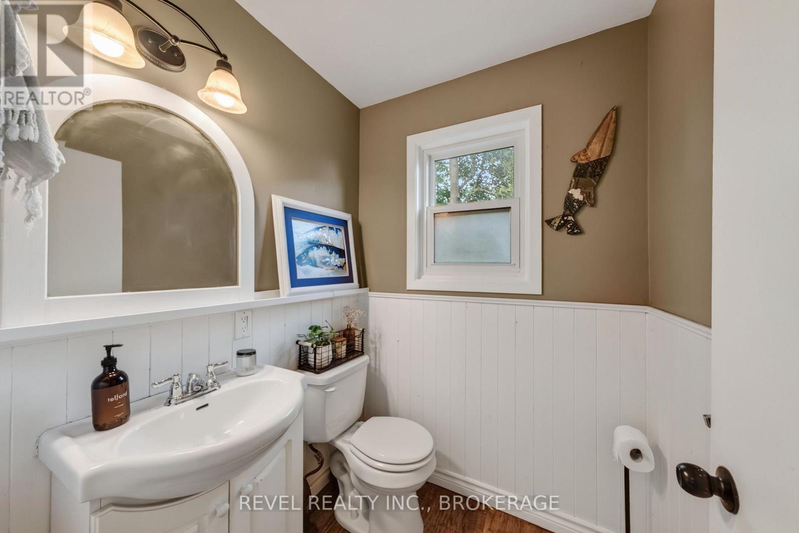 637 Collins Bay Road Property Photo 11