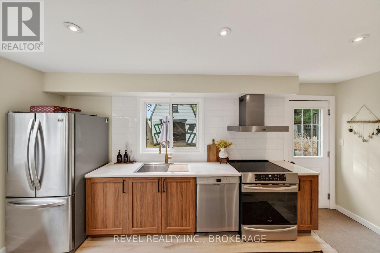 637 Collins Bay Road Property Photo 15