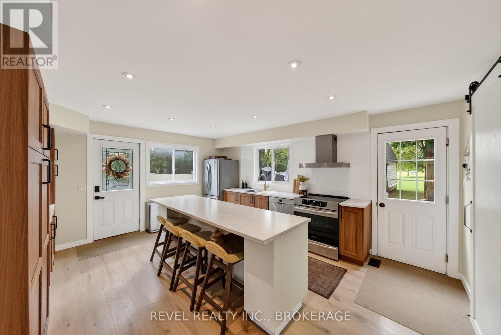 637 Collins Bay Road Property Photo 18