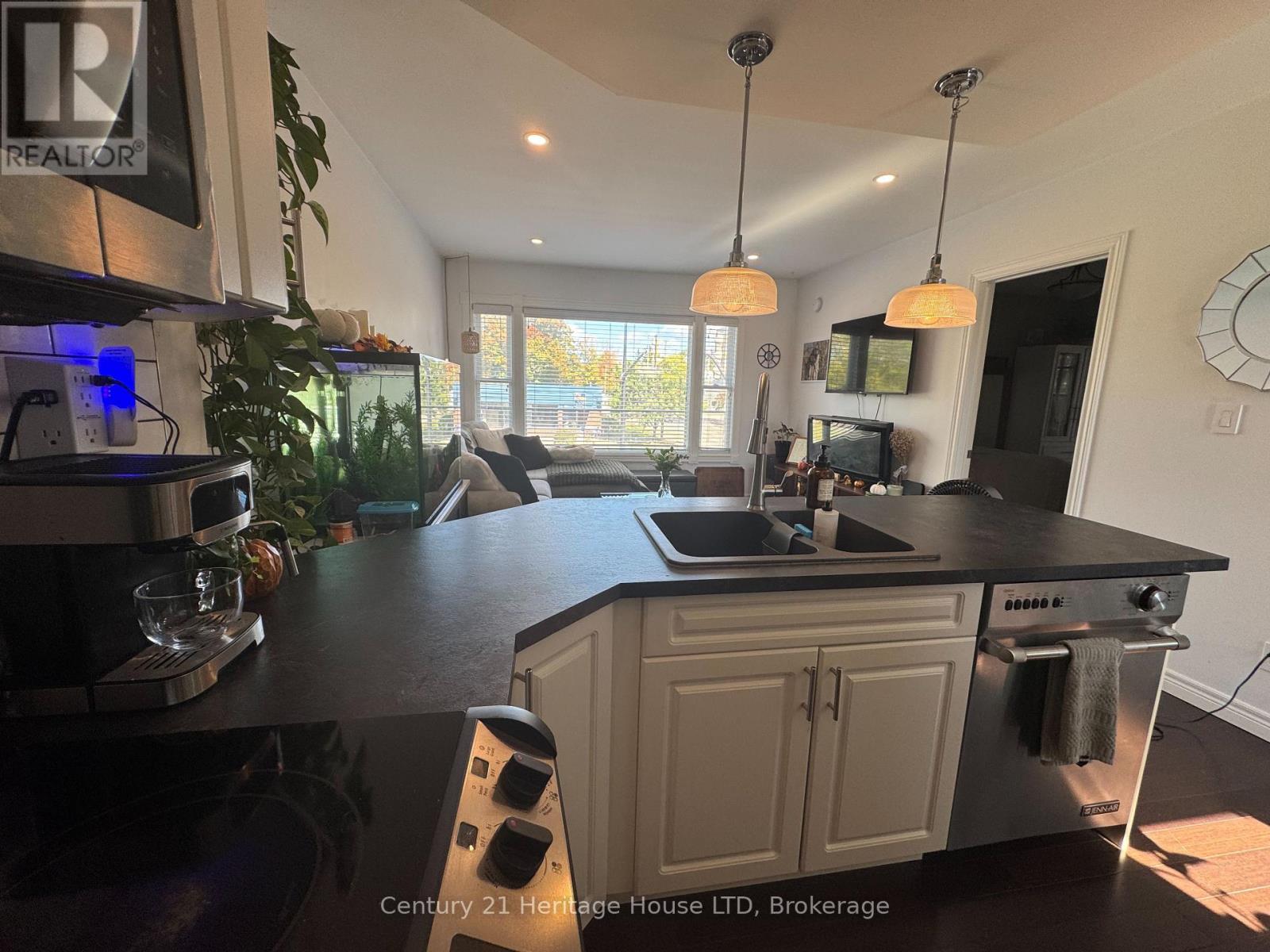 #upper - 371 Ridge Road N Property Photo 3